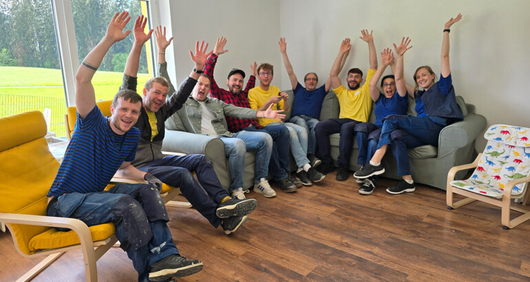 IKEA-Mitarbeiter*innen beim Möbel-Aufbautag