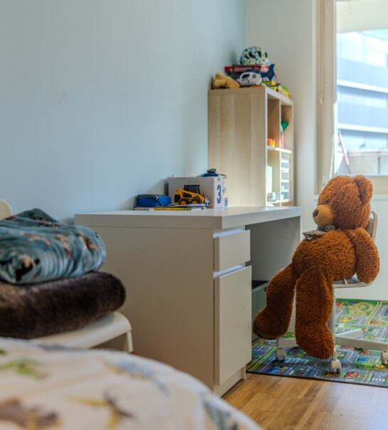 Teddybär beim Schreibtisch