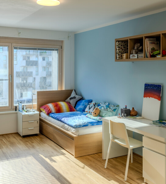 Wohnlandschaft mit Bett und Schreibtisch; Kinderzimmer