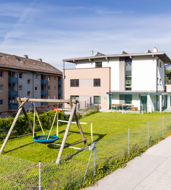 Außenansicht der Wohngemeinschaft mit Garten, Schaukel und Fußballtoren. 