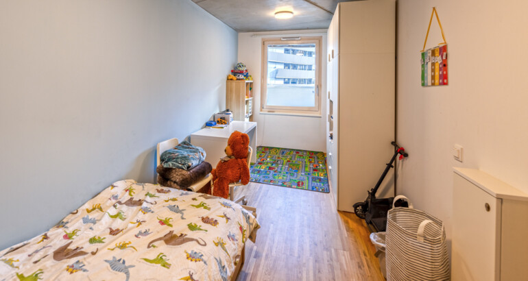 Blick ins ein Kinderzimmer mit Kuschel-Teddy und Scooter