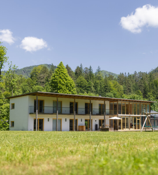 Außenansicht der Wohngemeinschaft mit Garten und Schaukel.