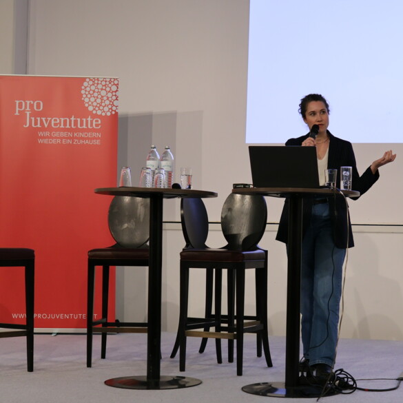 Dr. Isabella Uhl-H&auml;dicke beim Vortrag