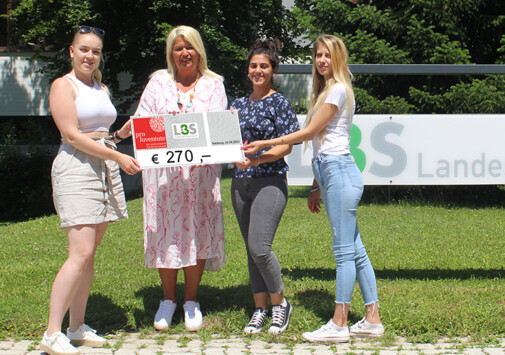 Schülerinnen spenden an Pro Juventute