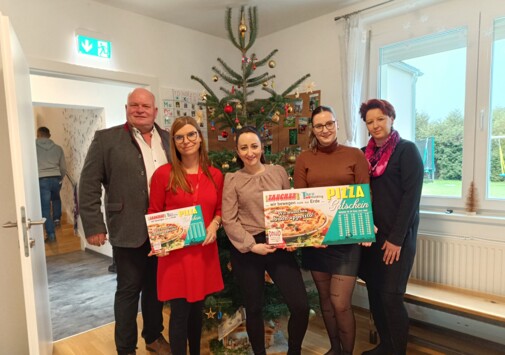 Firma Taucher spendete Baum, Geschenke und Pizzen