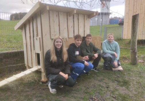 Sch&uuml;ler:innen der Polytechnischen Schule Mettmach bauen H&uuml;hnerh&uuml;tte