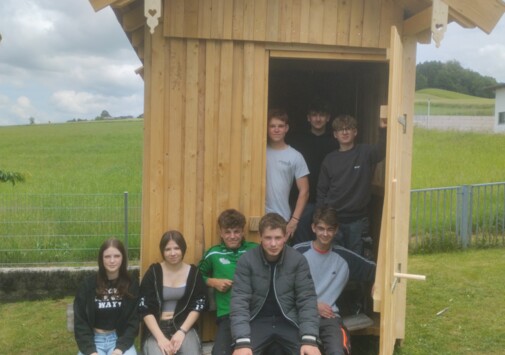 Schüler*innen der PTS Mettmach bauen Gartenhütte