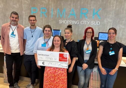 Primark-Betriebsrat übergibt Spende 