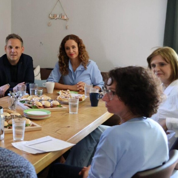 Vier Menschen an einem Besprechungstisch