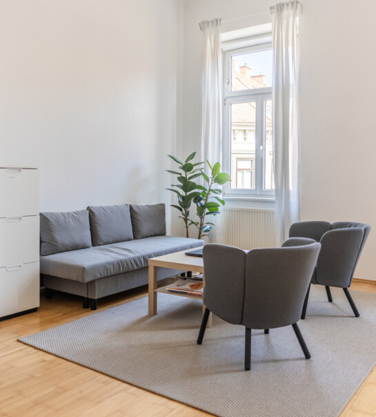 Gemützliche Sitzecke am Fenster