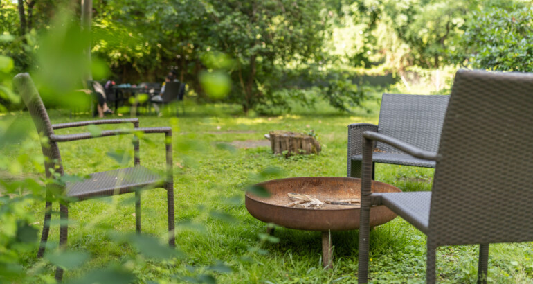 Sitzbereich im Garten mit Feuerschale