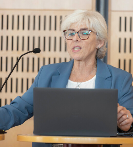 Adelheid Moser beim Vortrag
