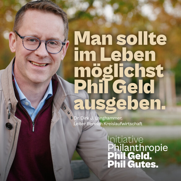 Mann mit Brille vor Naturhintergrund