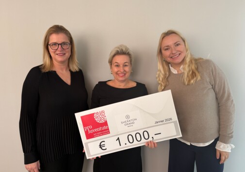 Mitarbeitende des Sheraton Grand Salzburg spenden 1.000 Euro an Pro Juventute